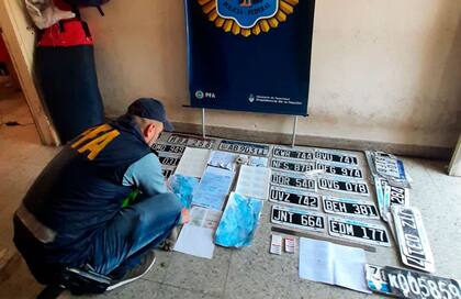 En los allanamientos de la Policía Federal realizados en San Nicolás se secuestraron 50 chapas patentes listas para su distribución y 100 tarjetas plastificadas para la confección de cédulas verdes