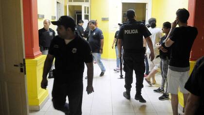 La policía durante los allanamientos