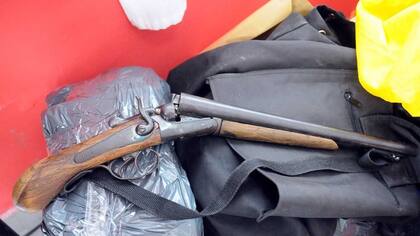 En los allanamientos, la policía secuestró hasta el momento más de 5 millones de pesos, cien mil dólares y varias armas de fuego