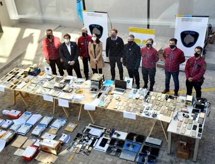 En los allanamientos también se desbarataron laboratorios donde se blanqueaban celulares robados, ya que se incautaron siete boxes para liberar teléfonos, tres máquinas para armar y desarmar los equipos y herramientas necesarias para esta práctica como soldadores y calentadores para extraer módulos o pantallas.