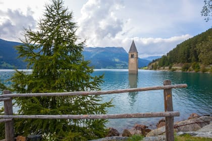 En los alpes italianos, el campanario de una iglesia del siglo XIV que sorprende a los visitantes