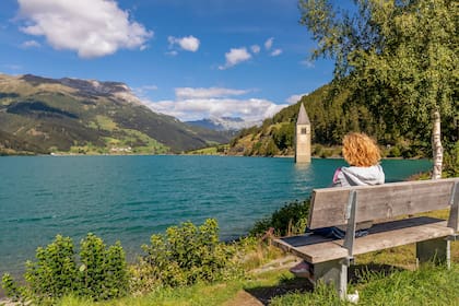 En los alpes italianos, el campanario de una iglesia del siglo XIV que sorprende a los visitantes