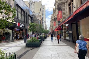 En los alrededores de la calle Florida, los turistas son vitales para los comercios: las compras de los visitantes extranjeros representan entre el 50% y el 80% de su facturación en temporada alta.