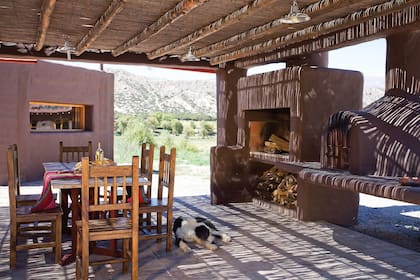 “En el sector de la parrilla el techo de cañas repara el del sol y da la sensación de estar comiendo a la sombra de un árbol”.