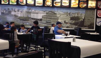 En Los Ángeles, Mercado Buenos Aires mantiene un precio único de 2,75 dólares por empanada tradicional