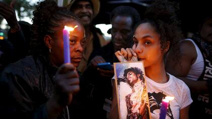 En Los Angeles, una vigilia con velas en su recuerdo