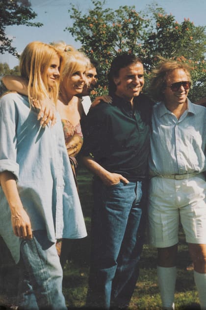 En los años 90, de izquierda a derecha: Mercedes Sarrabayrouse –la hija de Susana Giménez–, Susana, el ex presidente Carlos Menem y Miguel Romano.