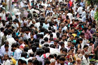 Las conclusiones del científico que pasó cuatro años estudiando a cuánta gente puede aguantar la Tierra