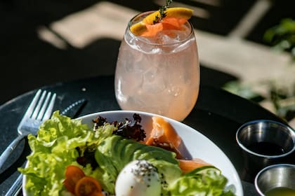 En los Arcos del Rosedal, Electric Café abre de la mañana a la noche