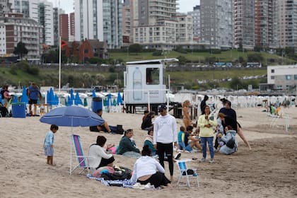 En los balnearios al sur del faro en Mar del Plata, la marejada ingresó con fuerza por los pasillos y arrasó con decenas de carpas y mobiliario