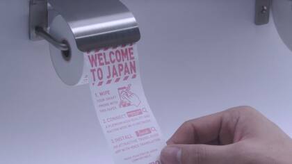 En los baños públicos japoneses ofrecen papel para limpiar el celular