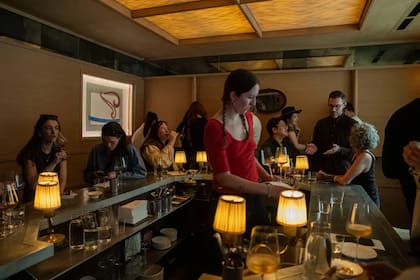 En los bares de vinos es cada vez más común ver a los los clientes consultar chatbots de IA, como ChatGPT o Gemini, como una ayuda a la hora de seleccionar una botella