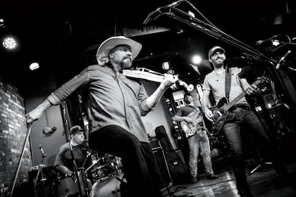 En los bares, día y noche, suenan desde bandas de covers hasta leyendas vivas del bluegrass