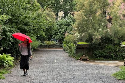 En los barrios densamente poblados de Little Italy y SoHo, el Jardín de la Calle Elizabeth es el único espacio verde público que ofrece un ambiente abierto y tranquilo, según se detalla en el sitio web oficial