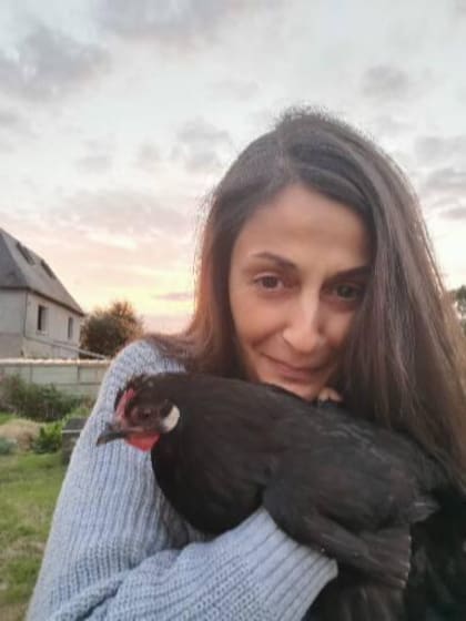 En los brazos de Carolina.