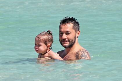 En los brazos de su papá, la pequeña se sintió segura para jugar y chapotear durante un largo rato con las olas