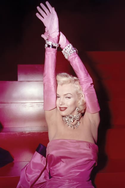 En Los caballeros las prefieren rubias cantó con este vestido de William Travilla, que más tarde Madonna le rindió tributo en el video de “Material Girl”, mientras que Kylie Jenner lo recreó para Halloween 2019.