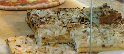 En Los Campeones el horno pizzero es a leña