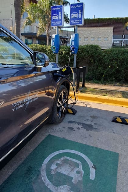 En los cargadores semi rápidos de la empresa Chargebox Net (AC de 22 kWh), el Skywell ET5 demora una hora en regenerar la batería como para recorrer unos 50 km
