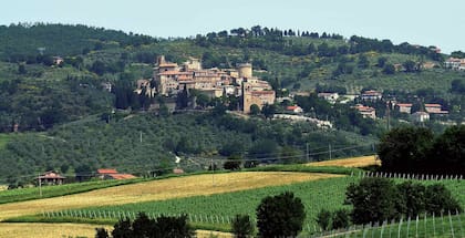 En el Monte Martani los caseríos están dentro de castillos medievales.