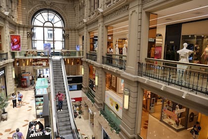 En los centros comerciales, las ventas totalizaron $5676,8 millones a precios constantes, con una leve caída del 0,1% interanual