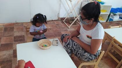 En los centros se hace una revisión nutricional completa de los niños y niñas a cargo de pediatras, nutricionistas y estimuladores.