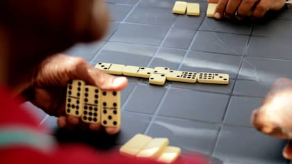 En los colmados del Bronx, jugadores de distintas clases sociales se sientan juntos, analizan el estado del juego con cálculo matemático y tratan de bloquear el camino del rival