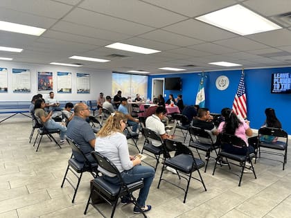 En los consulados móviles se puede realizar trámites de pasaporte, tarjetas consulares e inscripciones de nacimiento, entre otros servicios (X/@consuladogtaz)