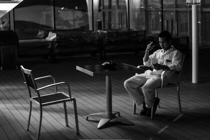 En los cruceros, Nico entabló fuertes lazos de amistad con personas de todo el mundo. Esta fotografía forma parte de las últimas que tomó, mientras navegaban sin rumbo en días de pandemia.