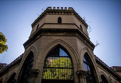 En los cuatro extremos de la osera hay torres similares a las de un castillo medieval; la construcción se inspiró en el estilo historicista