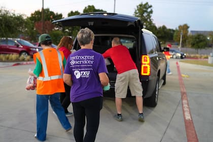 En los días de distribución de alimentos gratis sin bajarse del automóvil en Texas, las personas pueden acceder a las comidas sin requisitos, pero deben llegar en un vehículo