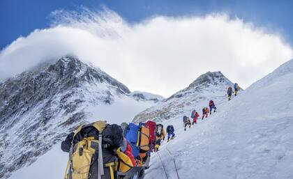En los días de verano en el Everest Camp 4, la hora establecida para que los escaladores regresen a la base es a las 13:00 horas. 'No importa en qué parte de la montaña estés, a la 1 p.m. tienes que dar la vuelta', dice Duke