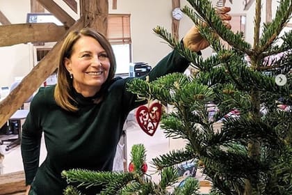 En los días previos a la Navidad, Carole arma el árbol con luces de hadas, adornos de madera y burbujas brillantes, todos productos de su propia marca.