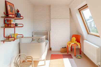 En los dormitorios de la planta alta se recurrió a ventanas en el techo que solucionan la luz y la vista de espacios que de otra manera serían residuales.