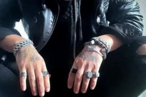 En los dorsos de sus manos, Sabag Montiel tiene tatuajes de la Cruz de Hierro y el Martillo de Thor