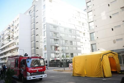 En los edificios de Parque Patricios trabajaron bomberos y policía para restablecer los servicios y que los vecinos vuelvan a sus casas, aunque esta tarde debieron evacuarse por nuevos problemas estructurales