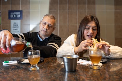 En Los Eléctricos -y en todo Tucumán- el sándwich de milanesa se come con Mirinda de manzana.