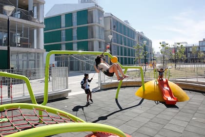 En los espacios de uso común para los habitantes del barrio se colocaron juegos para niños; los vecinos también instalaron una cancha de fútbol