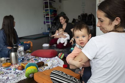 En los grupos de crianza como Mamam, las mandres se sinceran sobre el peso del mandato