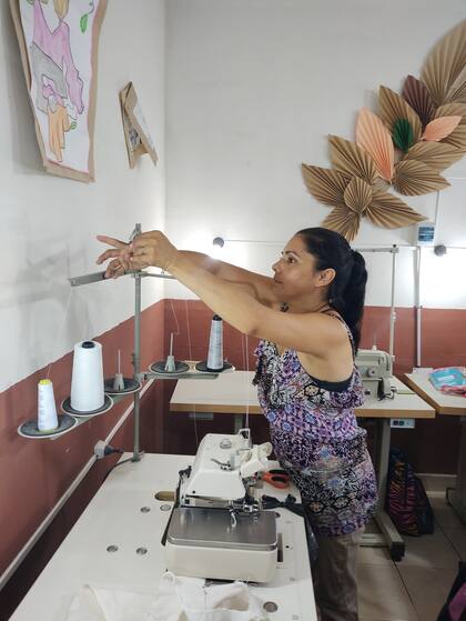 “En los horarios donde no hay clases, aprovechamos las máquinas de costura para hacer nuestras producciones”, dice Sonia, que creó su propio emprendimiento, “Toque de Ángel”