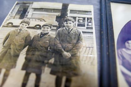 En los inicios acomodaba los cajones de gaseosas y también acercaba pedidos dentro de un par de cuadras a la redonda. Chiche le inculcó el valor del trabajo a su hijo.