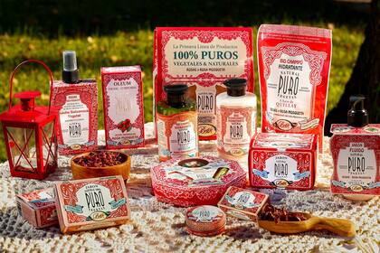 En los inicios de la empresa el primer producto fue un jabón, hoy hay bálsamos labiales, champú, desodorantes y aceites corporales, entre otros