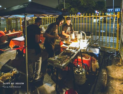 En los inicios, los tres amigos vendieron hamburguesas en un estacionamiento en Hollywood