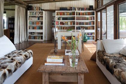 En los interiores, todo es madera: pisos, paredes y techos exhiben las posibilidades de un material que transmite máxima calidez.