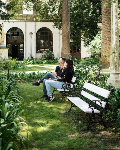 En los jardines del convento San Ramón Nonato reinan el verde y el silencio