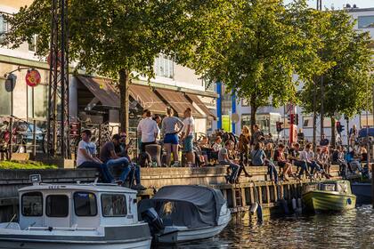 En los márgenes del canal de Christianshavn hay bares, sobre y fuera del agua, cuando aparece un rayo de sol lo más natural es que salga una multitud de vecinos a picar algo y conversar tomando una cervecita sobre el borde mismo del agua.