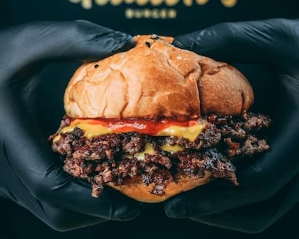 En los más de 200 locales, habrá combos a 50% de descuento que incluyan hamburguesa, guarnición y bebida