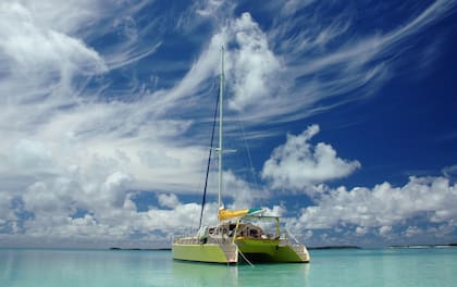 En los más de 45 años que lleva navegando capitaneó tres barcos diferentes; actualmente navega en un catamarán amarillo de 12 metros que bautizó Banana Split