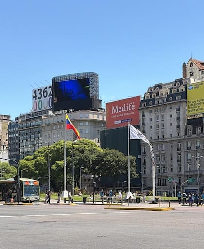 En los mástiles de la Plaza de la República, hoy flamea la bandera de Venezuela