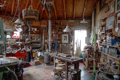 “En los meses de frío, encendemos la salamandra del taller y nos instalamos a hacer cosas; hasta cocinamos ahí. Por suerte, no nos aburrimos nunca”.